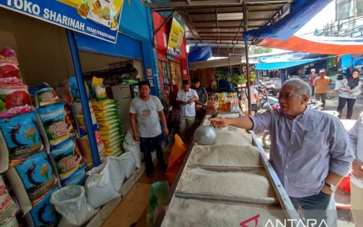 Dirut BULOG Tinjau Pasar Pastikan Harga Beras di Makassar