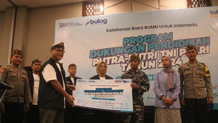 Bulog Beri Beasiswa ke 48 Putra Putri TNI-Polri di NTB