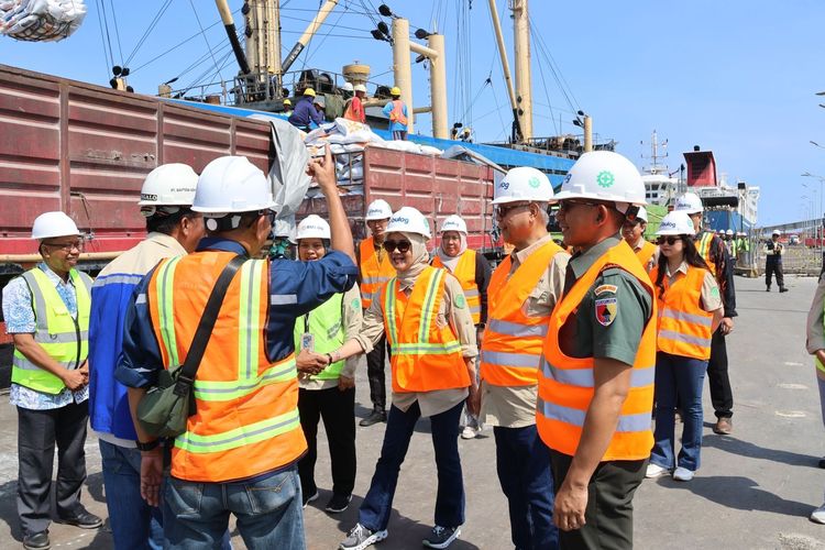 Monitoring Pembongkaran Kapal di Pelabuhan Tanjung Wangi, Direksi Bulog Percepat Bongkar Muat Beras