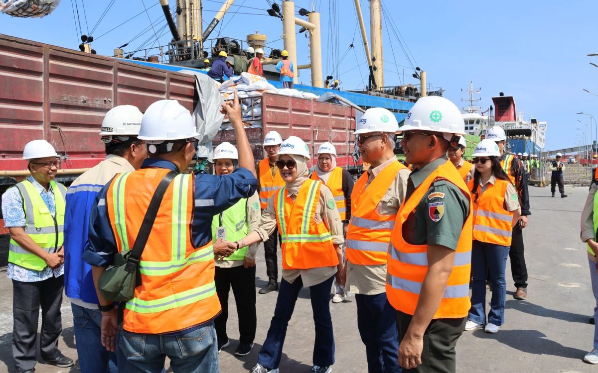 Direksi Bulog Monitoring Pembongkaran Kapal di Pelabuhan Tanjung Wangi