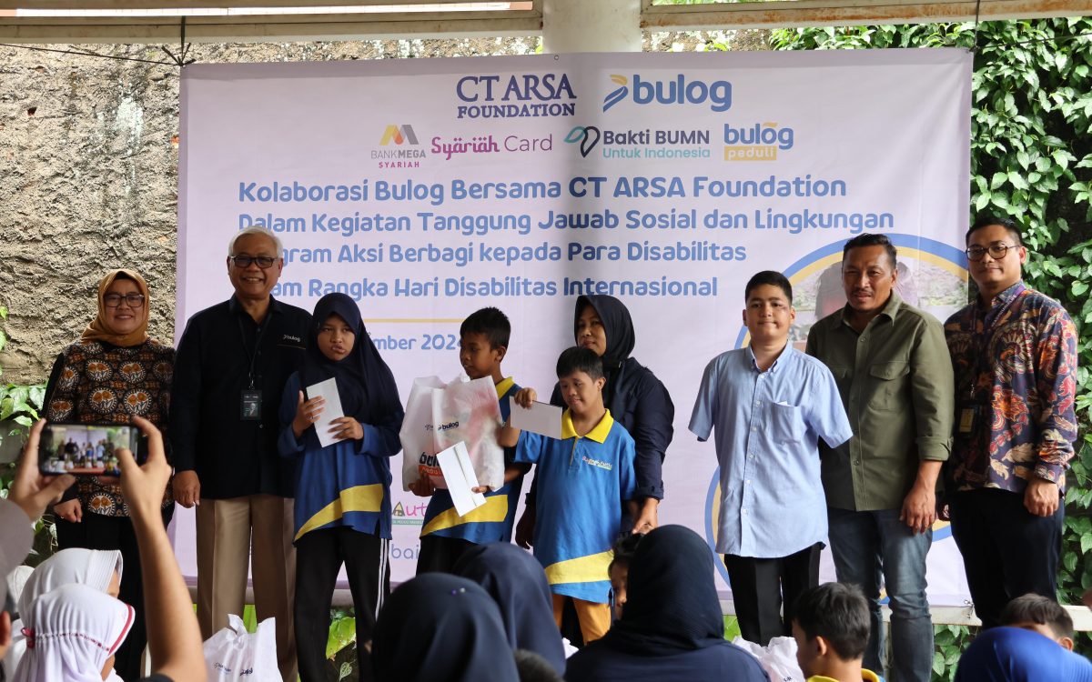 CT ARSA Foundation dan Bulog Berbagi Paket Sembako di Hari Disabilitas